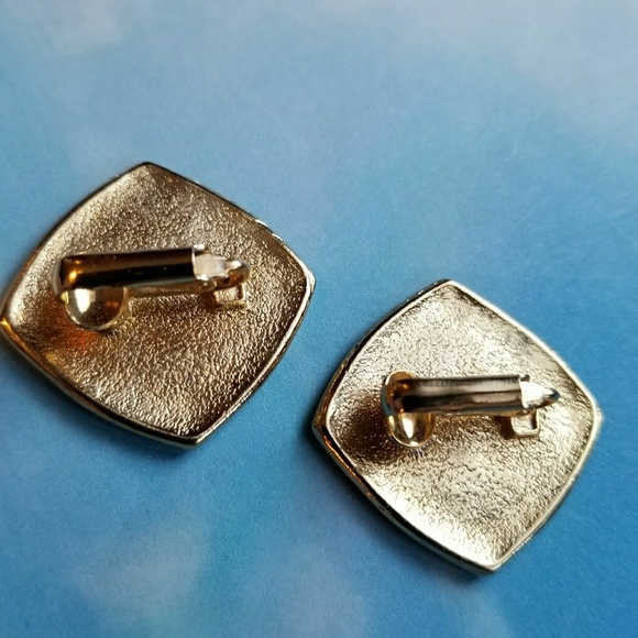 Relisted-Vintage -Vintage Purple Gold Tone Clip Earrings square - Picture 4 of 4